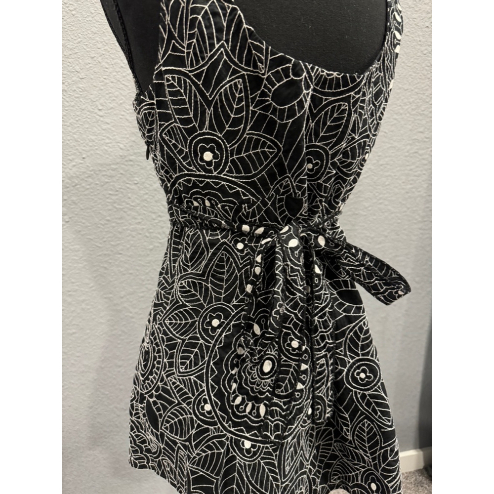 Nine West Sleeveless Embroidered Black and White Tunic Top - Size 12 - Picture 8 of 9